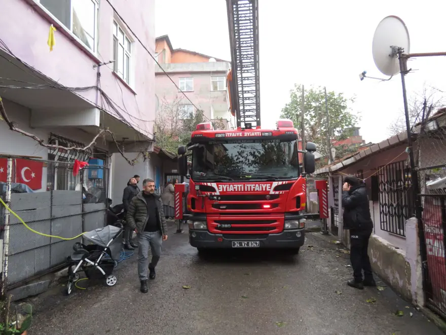 Ümraniye’de yangın: Mahsur kalan 2 kişiyi komşuları kurtardı 1 Ümraniye’de yangın: Mahsur kalan 2 kişiyi komşuları kurtardı 1