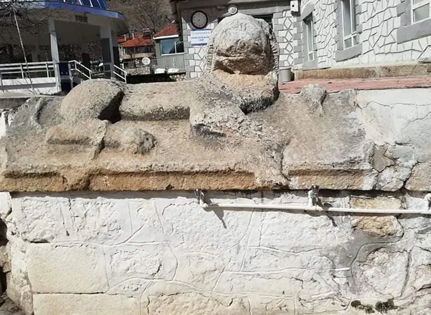 Roma duvarına yapılan plastik çeşme kaldırıldı 5