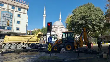 Fatih'te su borusu patladı: Fışkıran su metrelerce yükseldi