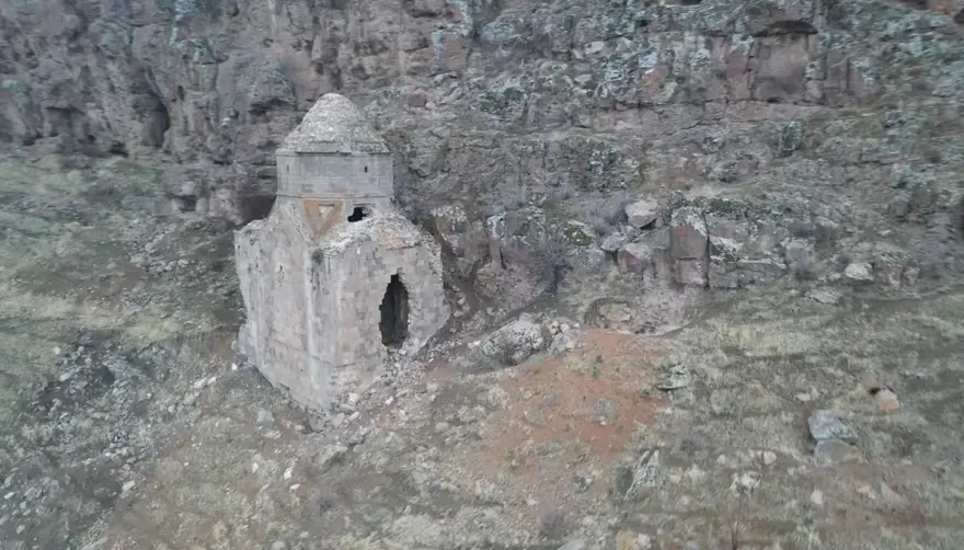 Van'ın Muradiye ilçesinde define avcıları tarihi kiliseyi tahrip etti 1