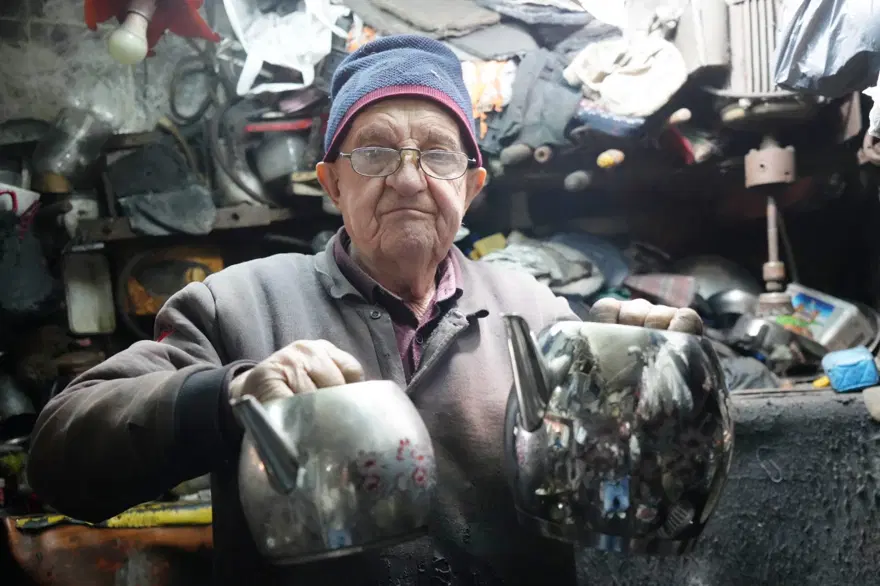 40 yıldır 5 metrekarelik dükkanda: 80 yaşındaki Zeki usta eşyalara ikinci baharını yaşatıyor 3