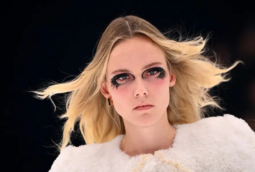 Givenchy'nin kolyesi tartışmaya neden oldu 7 Givenchy'nin kolyesi tartışmaya neden oldu 7