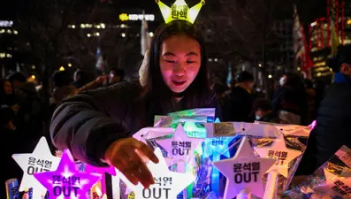 K-pop dansları, kazıtılan kafalar ve ışıklı çubuklar: Güney Kore'de neler oluyor?