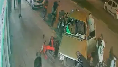 Kaza yaptıkları aracı bırakıp kaçtılar