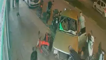 Kaza yaptıkları aracı bırakıp kaçtılar