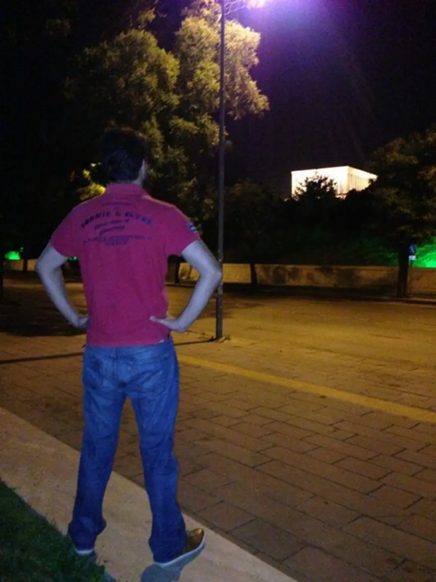 'Duran adam'lar sosyal medyada 24