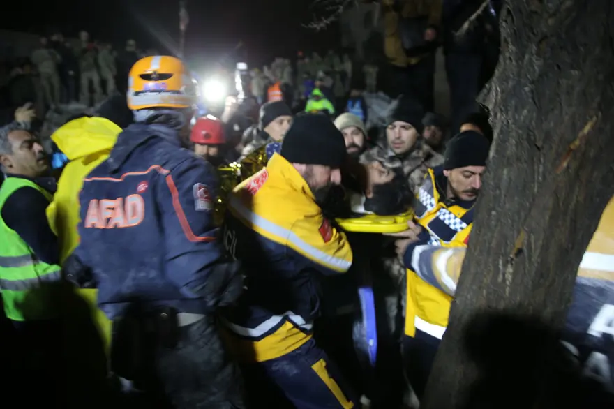 Enkaz altındakiler için zamana karşı yarış 90