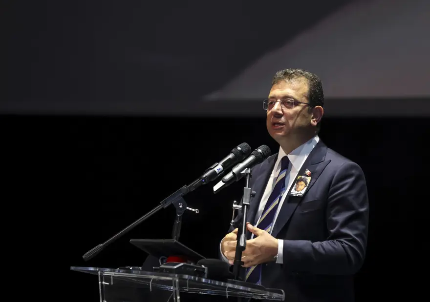 Cüneyt Arkın'ı binlerce kişi gözyaşlarıyla uğurladı 44 Cüneyt Arkın'ı binlerce kişi gözyaşlarıyla uğurladı 44