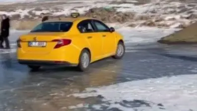 Taksiyle buz tutan gölün üzerine çıktı