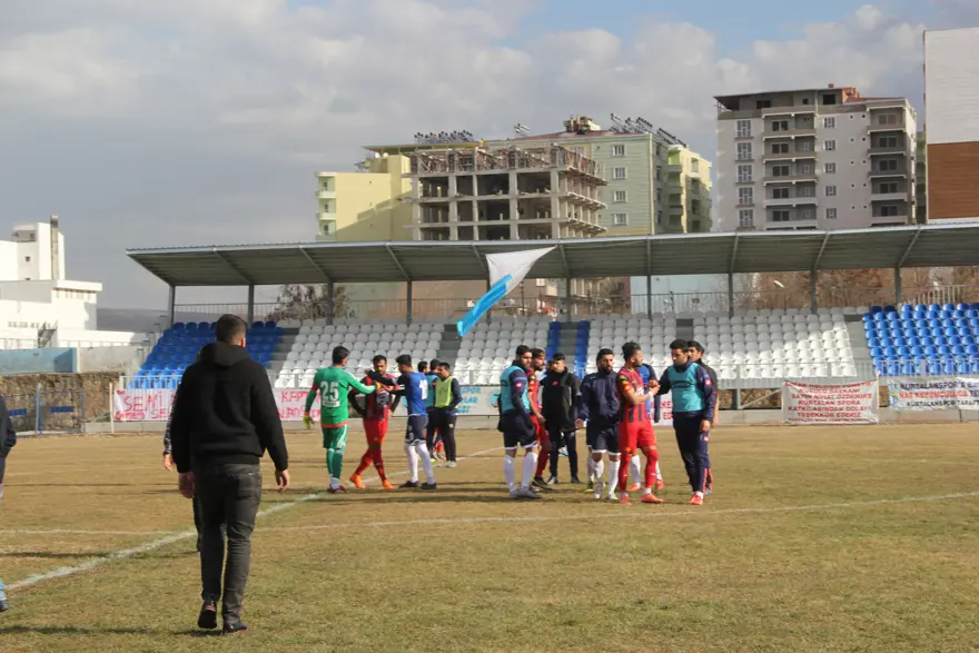 Maçta kavga çıktı: 2 kişi yaralandı 11 Maçta kavga çıktı: 2 kişi yaralandı 11
