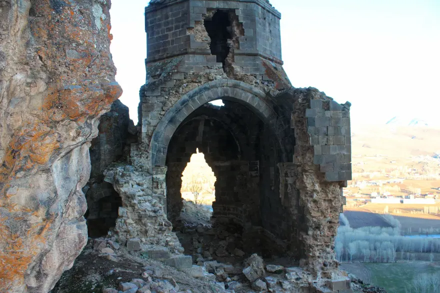 Van'ın Muradiye ilçesinde define avcıları tarihi kiliseyi tahrip etti 2