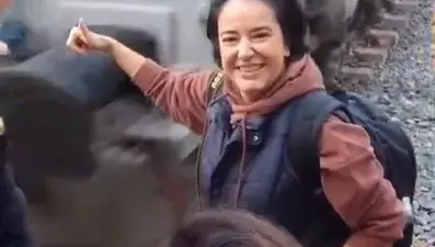 Trenle selfie çekerken ölümden döndü
