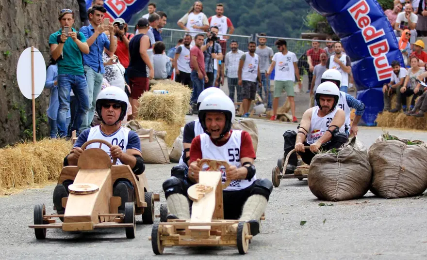 'Formulaz'a çay taşıyarak hazırlanıyorlar 17