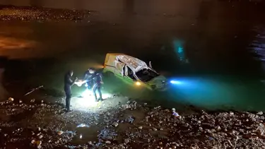 Kontrolden çıkan araç dereye uçtu: Bir ölü, iki yaralı