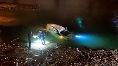 Kontrolden çıkan araç dereye uçtu: Bir ölü, iki yaralı