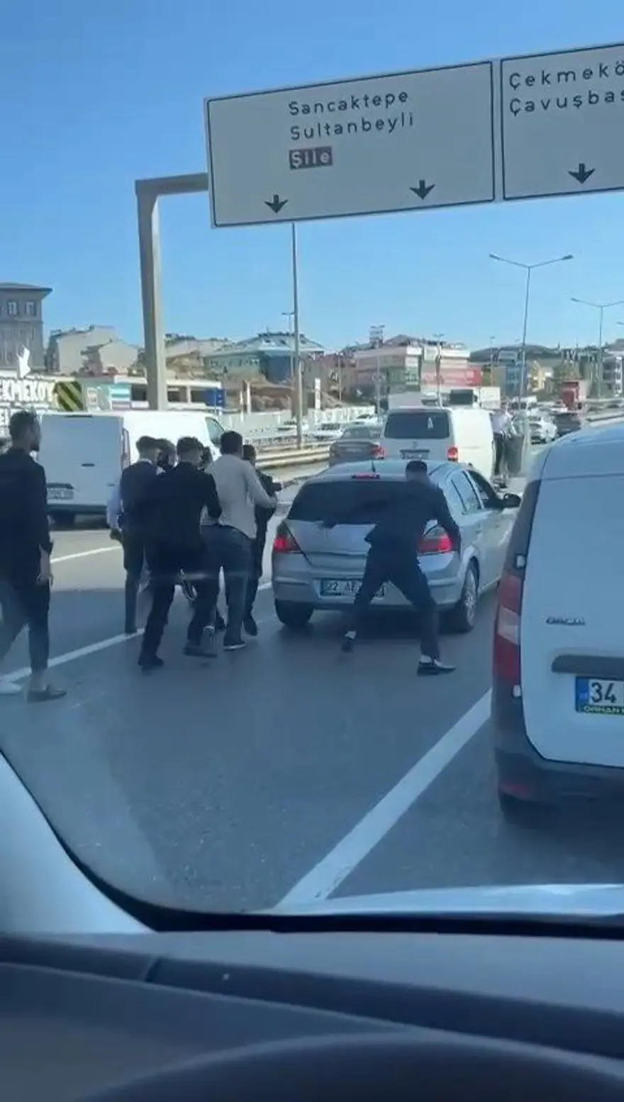 Trafiği yavaşlatan düğün konvoyuna tepki gösterdi, saldırıyauğradı 2