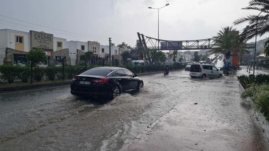 Bodrum'da kuvvetli sağanak: Yollar göle döndü 2 Bodrum'da kuvvetli sağanak: Yollar göle döndü 2
