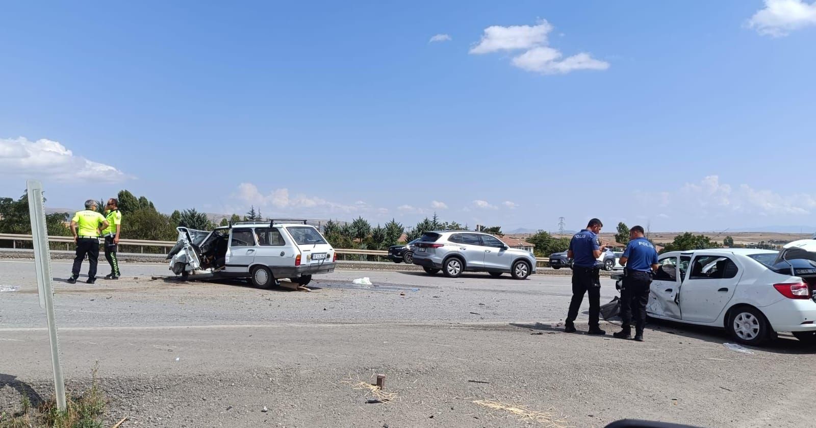 Aynı bölgede iki farklı facia: Otomobiller kafa kafaya çarpıştı