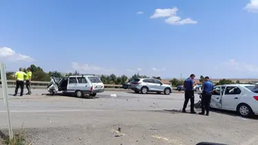 Aynı bölgede iki farklı facia: Otomobiller kafa kafaya çarpıştı