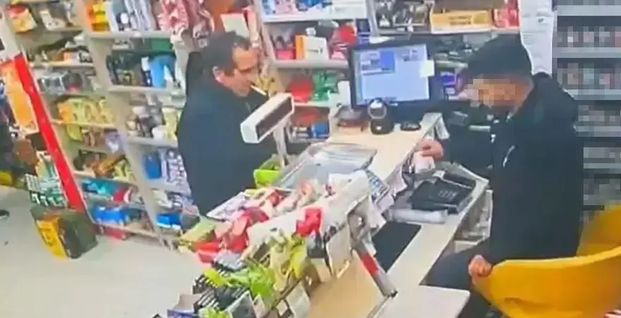 Fatih'te bir tekel bayiinden geçen aylarda aldığı alkol nedeniyle zehirlenerek hayatını kaybeden kişinin alkolü aldığı anlar güvenlik kamerası tarafından görüntülenmişti. Fatih'te bir tekel bayiinden geçen aylarda aldığı alkol nedeniyle zehirlenerek hayatını kaybeden kişinin alkolü aldığı anlar güvenlik kamerası tarafından görüntülenmişti.