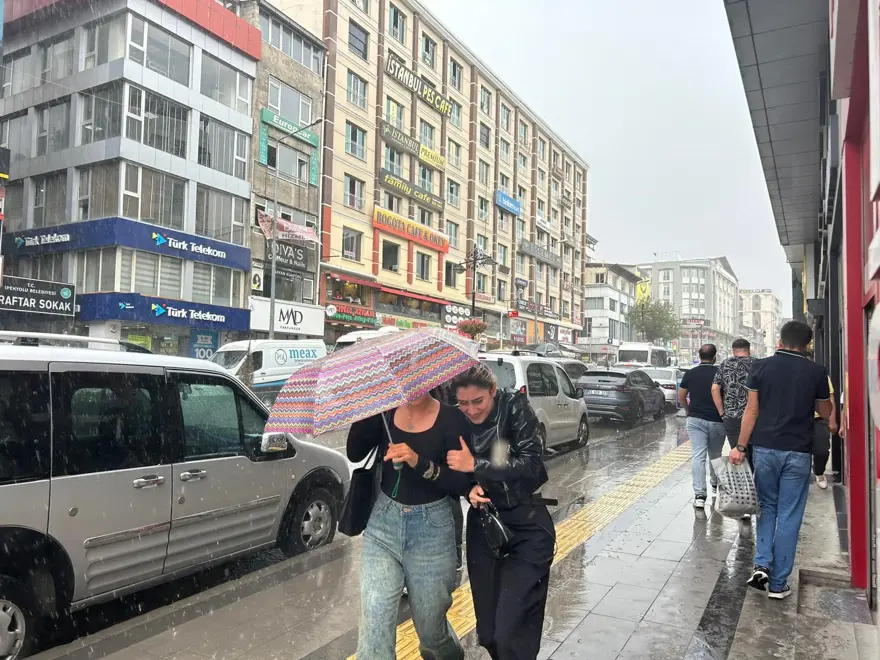 Sağanak yağış aniden bastırdı: Cadde ve sokaklar göle döndü 2 Sağanak yağış aniden bastırdı: Cadde ve sokaklar göle döndü 2