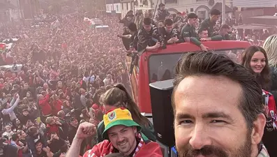 Hollywood yıldızları Ryan Reynolds ile Rob McElhenney Wrexham'ın şampiyonluk kutlamasında