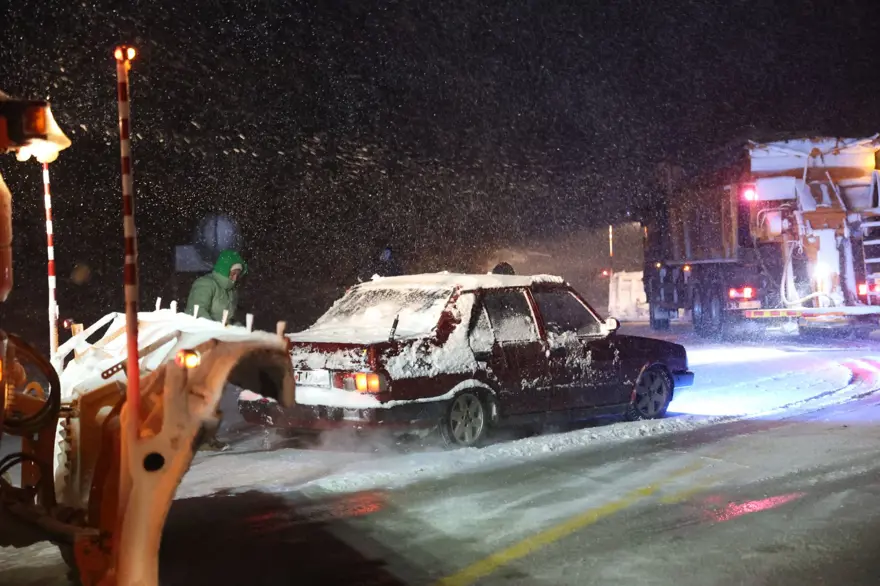 Kırklareli'nde kar yağışı etkisini arttırdı: Sınır kapısında ulaşım durma noktasında 8