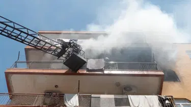 Antalya'da 5 katlı binada korkutan yangın