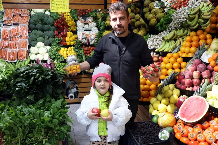 Kilosu 3 bin tanesi 53 lira | Yaz meyvesi kışın el yakıyor 3