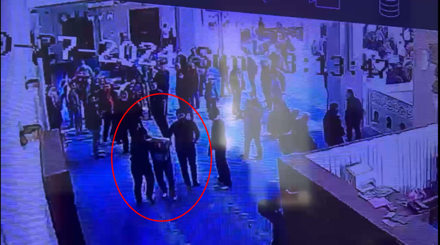 Camidesuçüstü! Namaz kılıyormuş gibi yapıyordu, son işinde yakalandı 