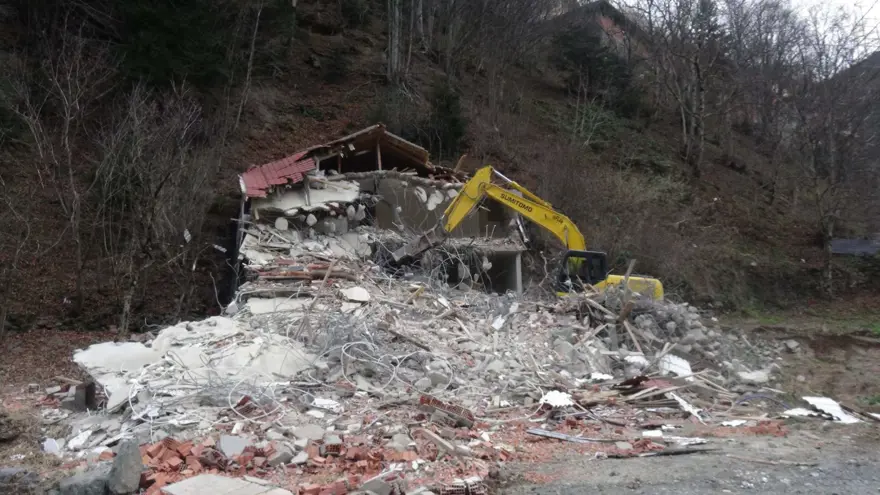 Uzungöl eski haline dönecek: Gölün çevresindeki yapılar yıkılıyor 2
