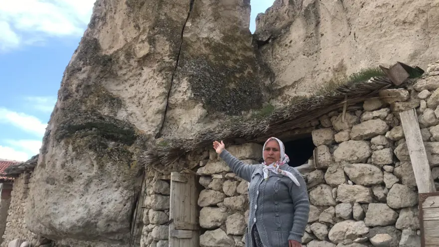 Dağdan kopan dev kayalar yerleşim yerine geldi | Fay hattının başladığı nokta 8