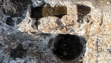 Van'da üzerinde "sunu alanı" bulunan 3 odalı Urartu mezarı tespit edildi