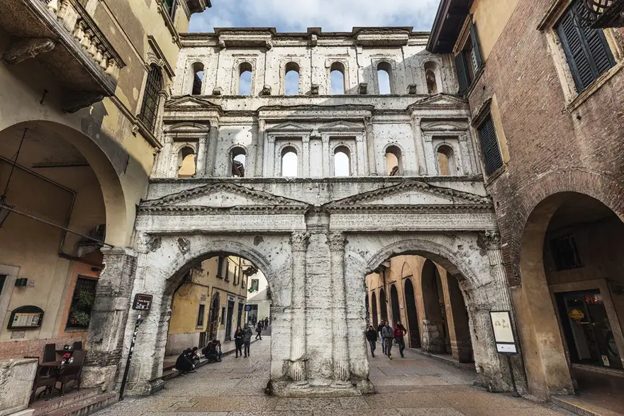 verona gezi rehberi, verona rehberi, verona gezilecek yerler, verona görülecek yerler, romeo ve juliet'in şehri, Adige Irmağı, Bra Meydanı, Casa di Giulietta, Castelvecchio, Erbe Meydanı, Via Mazzini 15