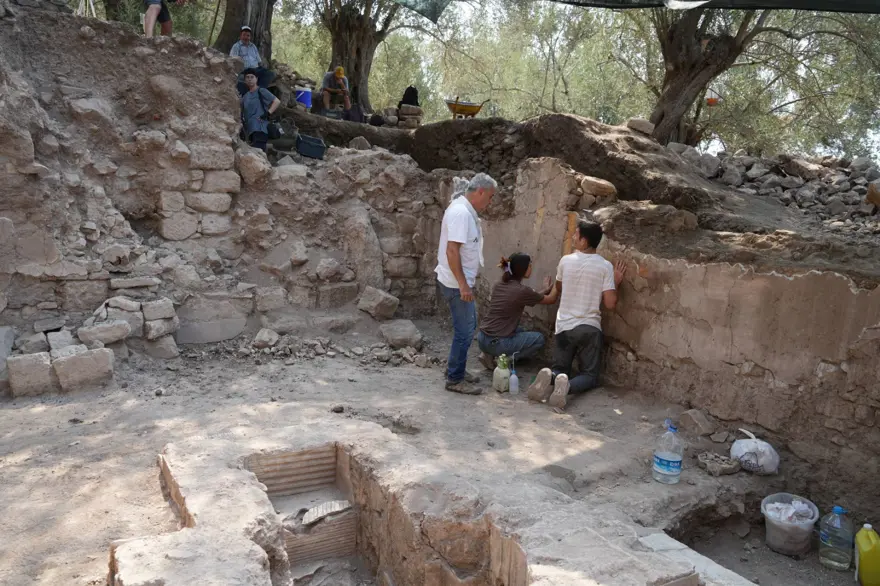 Balıkesir'deki kazılarda bin 600 yıllık vaftizhane ortaya çıkarıldı 1 Balıkesir'deki kazılarda bin 600 yıllık vaftizhane ortaya çıkarıldı 1