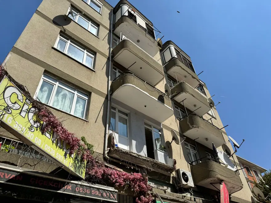 İstanbul'da 5 katlı binada balkon çöktü İstanbul'da 5 katlı binada balkon çöktü