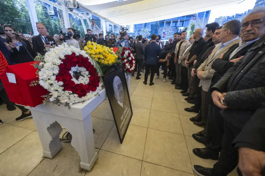 Türker İnanoğlu'na veda: Duayen sinemacı son yolculuğuna uğurlandı 10