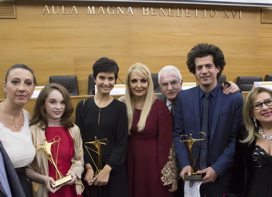 Oyuncu Tuba Büyüküstün'e Vatikan'da ödül 2