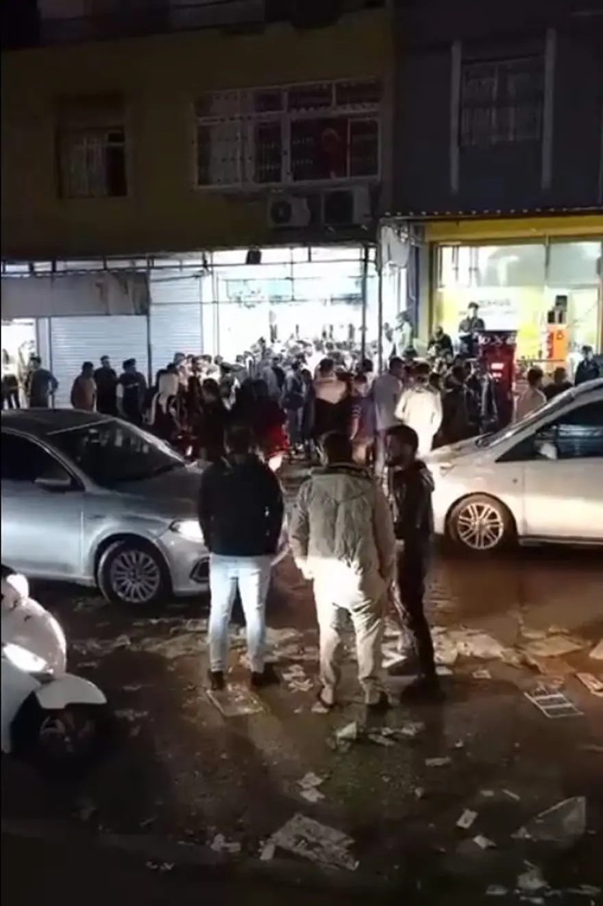 Adana'da traktörle caddeyi birbirine kattılar 2