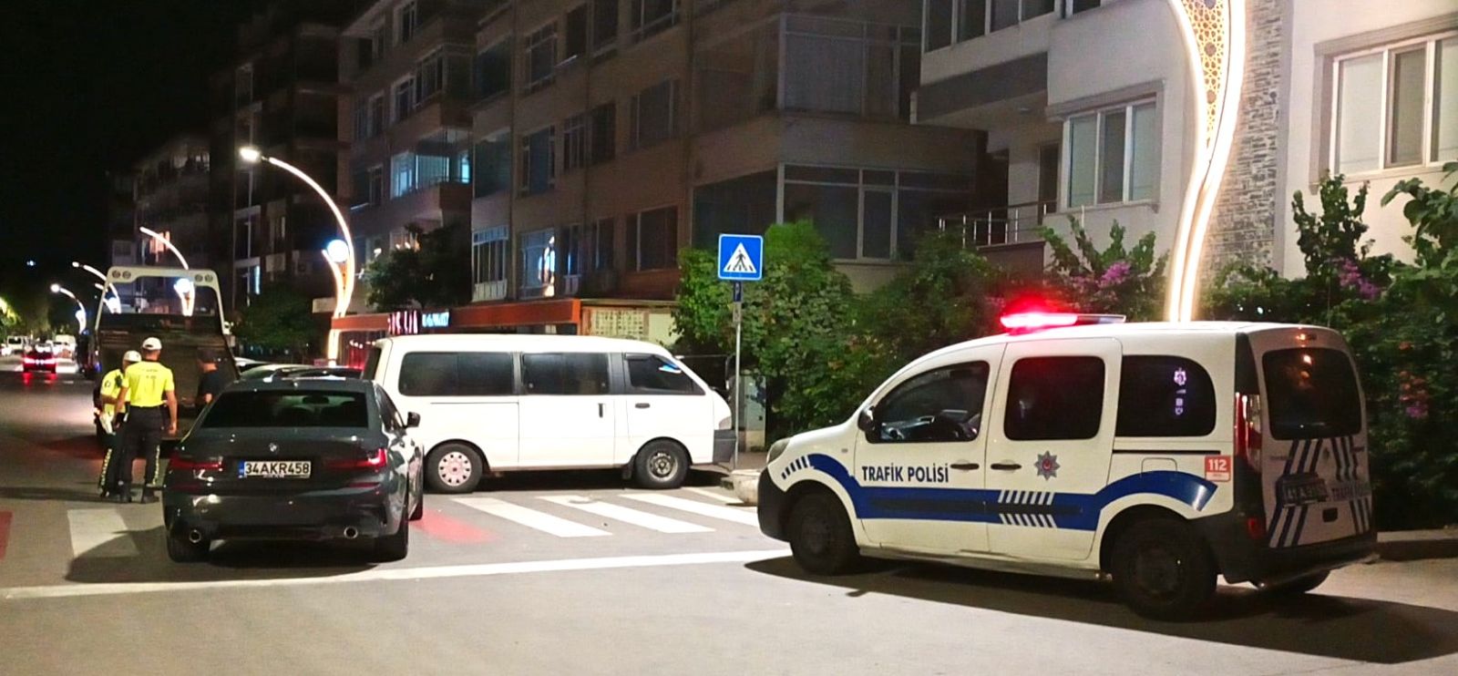 Kocaeli'de bir sürücü polis kontrol noktasında otomobili bırakıp kaçtı