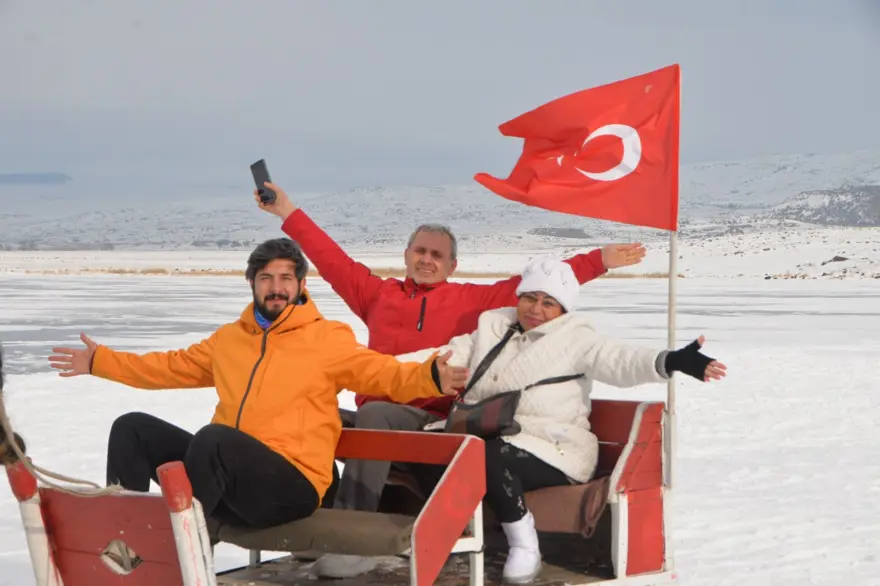 Buzla kaplı Çıldır Gölü'ne yoğun ilgi 3