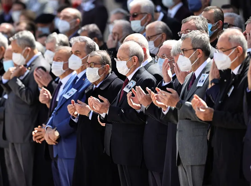 Eski Başbakan Yıldırım Akbulut'a veda 12
