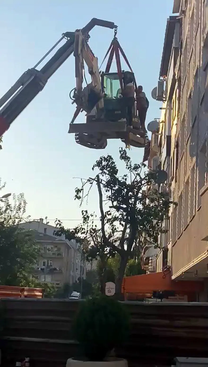 Yürekleri ağızlara getiren an: Çatıdan vinçle indiler 