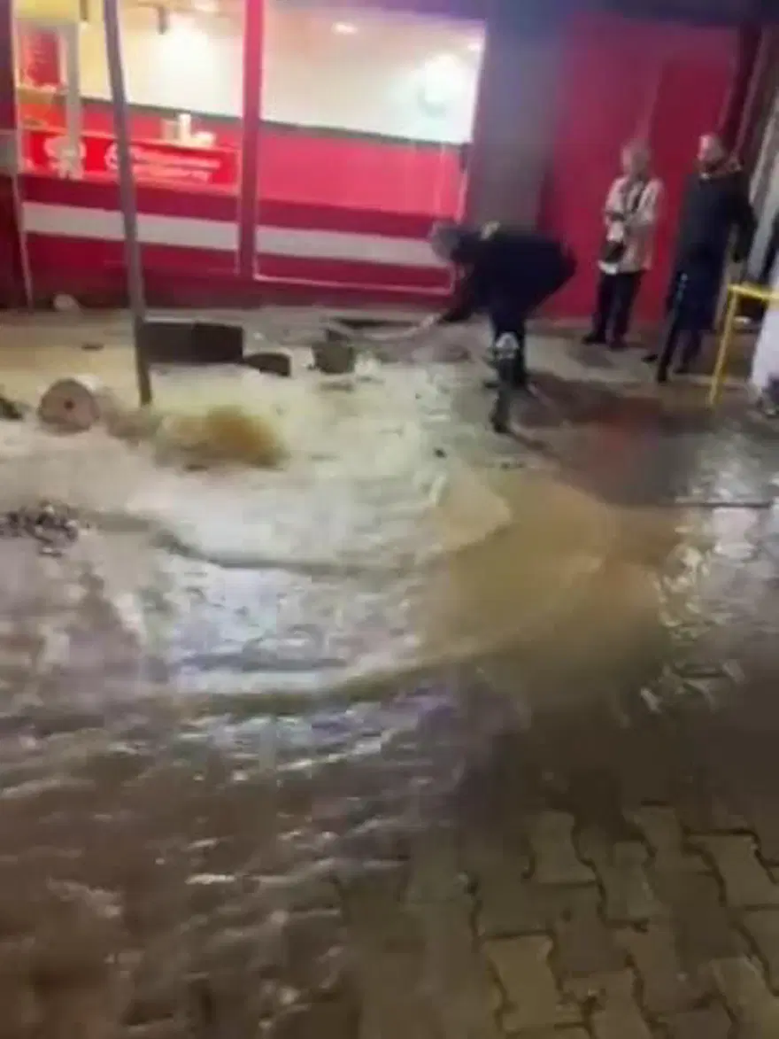 Kadıköy'de ana su şebekesi borusu patladı: 5 katlı bina tahliye edildi 3 Kadıköy'de ana su şebekesi borusu patladı: 5 katlı bina tahliye edildi 3