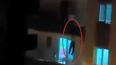 Antalya'da korku dolu anlar: Balkondan inerken minibüsün üzerine düştü