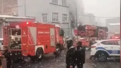 Beyoğlu'nda 3 katlı binada yangın: Bir kişi ölü bulundu