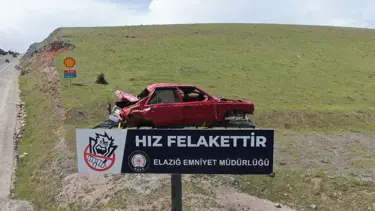 Yol kenarına yerleştirilen kazalı araç sürücüleri yavaşlattı