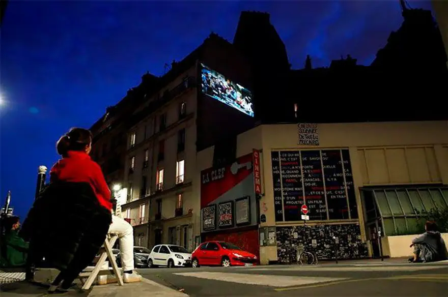 Karantina günlerinde Paris sokaklarında sinema keyfi 