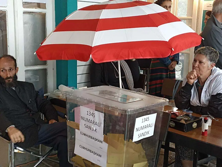 SANDIKLAR ŞEMSİYELERLE KORUNDU 5 SANDIKLAR ŞEMSİYELERLE KORUNDU 5