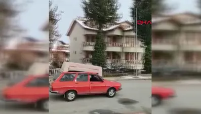 Otomobilin üzerinde kanepe taşıdı